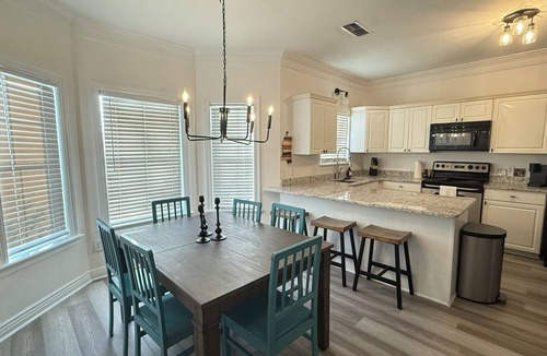 Starkville House | Minutes to MSU, Spacious 4BR 4.5BA, King Bed, Game room, Pet Friendly, Renovated