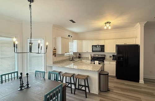 Starkville House | Minutes to MSU, Spacious 4BR 4.5BA, King Bed, Game room, Pet Friendly, Renovated