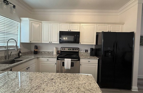 Starkville House | Minutes to MSU, Spacious 4BR 4.5BA, King Bed, Game room, Pet Friendly, Renovated