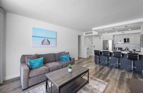 Marco Island Condo | Modern 11th floor beachfront condo w/views/pool
