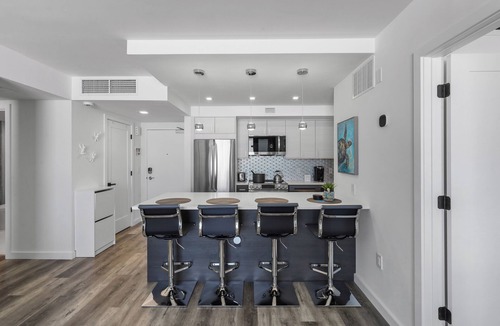 Marco Island Condo | Modern 11th floor beachfront condo w/views/pool