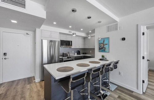 Marco Island Condo | Modern 11th floor beachfront condo w/views/pool