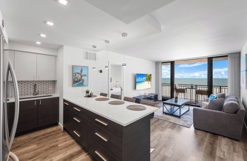 Marco Island Condo | Modern 11th floor beachfront condo w/views/pool