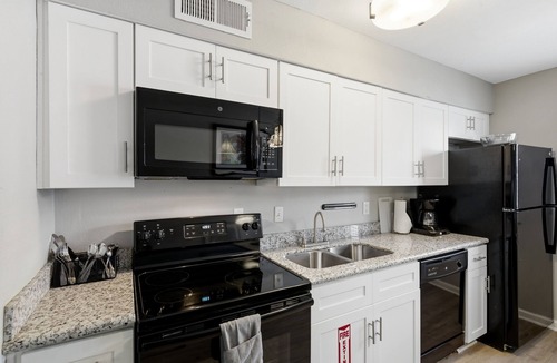 Faubourg Marigny Apartment | Modern 2BR near Frenchmen Street with shared pool, hot tub, and easy walk to the French Quarter.