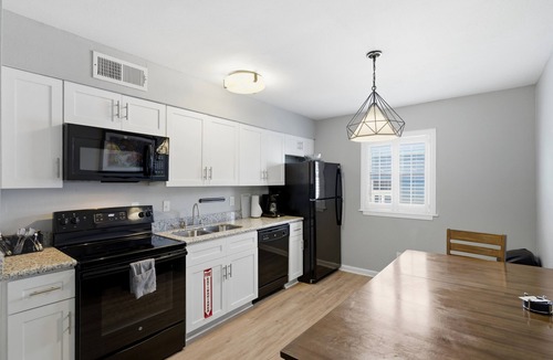 Faubourg Marigny Apartment | Modern 2BR near Frenchmen Street with shared pool, hot tub, and easy walk to the French Quarter.