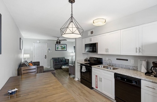 Faubourg Marigny Apartment | Modern 2BR near Frenchmen Street with shared pool, hot tub, and easy walk to the French Quarter.