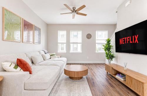 Tampa House | Modern 3 Bedroom 4 Bath Tampa Townhome Near Raymond James Stadium Sleeps 10
