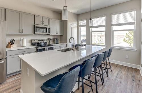 Tampa House | Modern 3 Bedroom 4 Bath Tampa Townhome Near Raymond James Stadium Sleeps 10