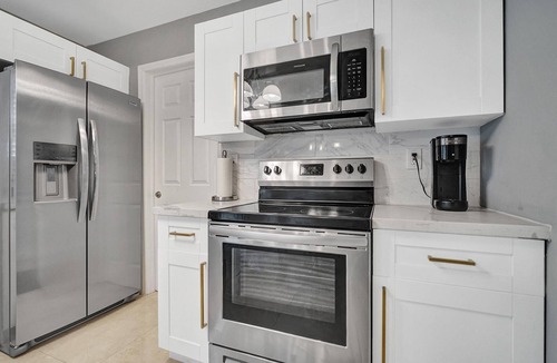 Lauderhill House | Modern 3bd/2ba Home mins to Beach & Las Olas