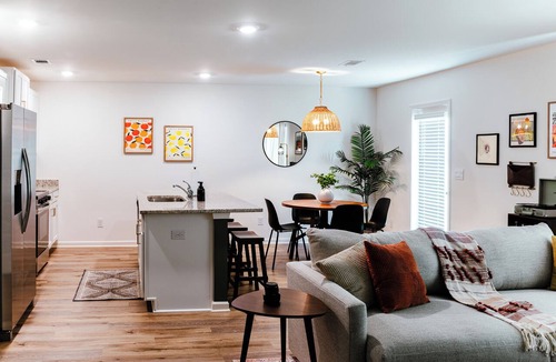 Tuscaloosa House | Modern 3BR 12 miles to UA with King Bed, Fire Pit, and Private Primary Bedroom and Bath, Fully Stocked Kitchen