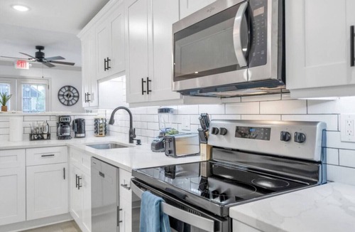 Tulane - Gravier Bed & Breakfast | Modern 4 Bedroom w/Shared Pool in Hotel off Canal St
