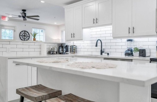 Tulane - Gravier Bed & Breakfast | Modern 4 Bedroom w/Shared Pool in Hotel off Canal St