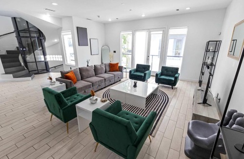 Greenway Plaza-Upper Kirby House | Modern 4-Story Townhome Med Center Sleeps 8