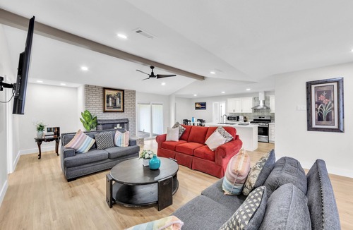 Garland House | Modern 4BR Home 8 Beds 10 Guests Family Stay