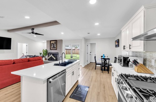 Garland House | Modern 4BR Home 8 Beds 10 Guests Family Stay
