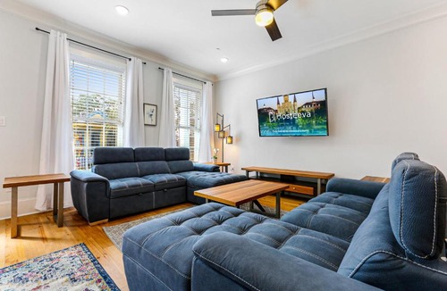 Faubourg Lafayette Apartment | Modern 5 BR Condo - Large Pool - Near Everything