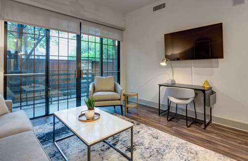 Oak Cliff Apartment | Modern Apartment in Prime Location (ID1779X40)