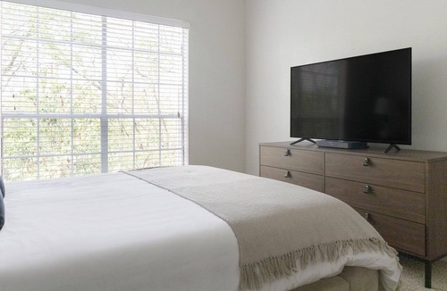 Highlands - Perkins Apartment | Modern Apartment in Prime Location (ID1201X608)