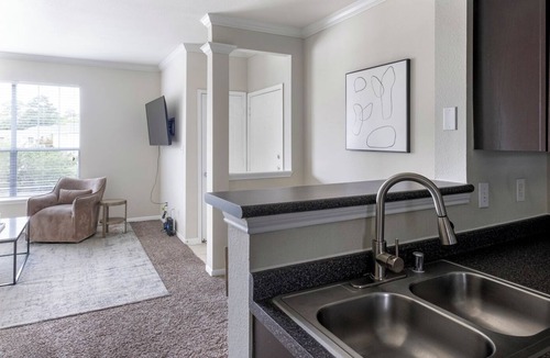 Alden Bridge Apartment | Modern Apartment in Prime Location (ID9673X00)