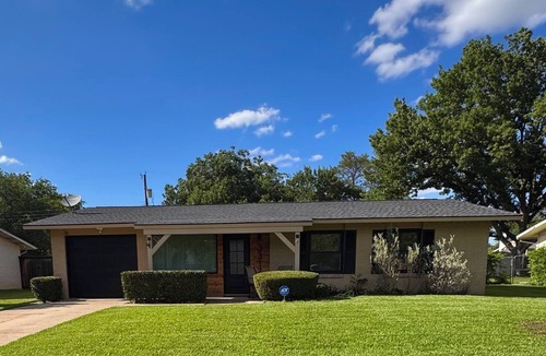 Farmers Branch House | Modern Backyard Paradise Pool & Spa Near Dallas