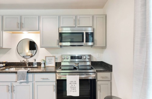 Benton House | Modern Charming 3BR/2BA Home. Walking distance to Downtown Benton & Tyndall Park