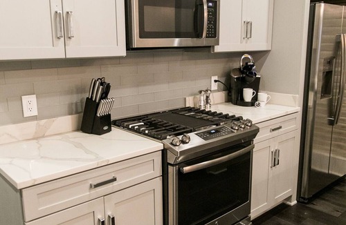 Central Business District Hotel | Modern Comfort: Stylish & Cozy Retreat in New Orleans' CBD