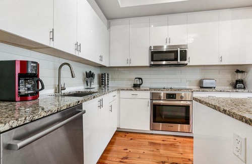 Central Business District Apartment | Modern Condos Close to City Attractions