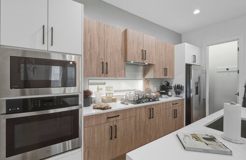 Oak Cliff House | Modern Dallas Townhome Skyline Rooftop Grill Garage Sleeps 12