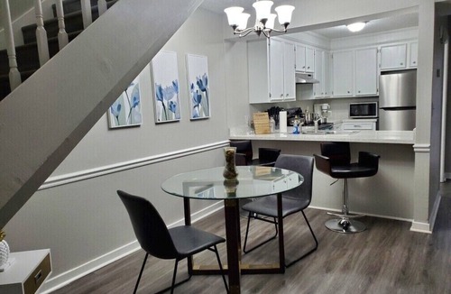 Tougaloo House | Modern Designer Townhouse | Ideal for Long Term Executive Stays