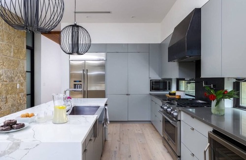 East Cesar Chavez House | 🌵 Modern East Austin Luxury Retreat with Pool + Hot Tub | Hidden Oasis 🏡