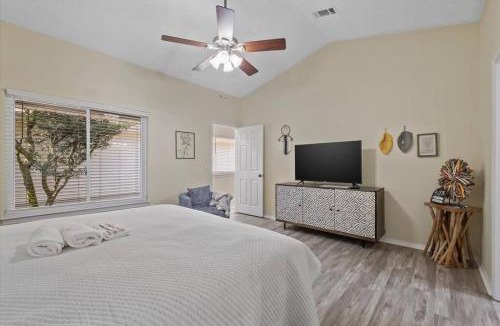 Northeast Pensacola House | Modern Escape near Airport/Hospital/Beach