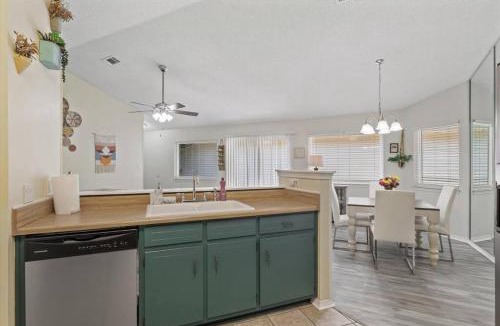 Northeast Pensacola House | Modern Escape near Airport/Hospital/Beach