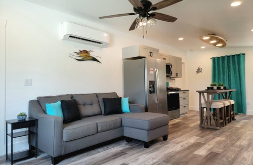 Panama City Cottage | Modern Home ¤ Close to Shopping, Dining & Downtown! Outdoor dinning & Fireplace!