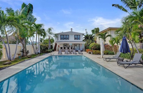 Mango Groves Apartment | Modern Lake Worth Suite w Patio and Pool
