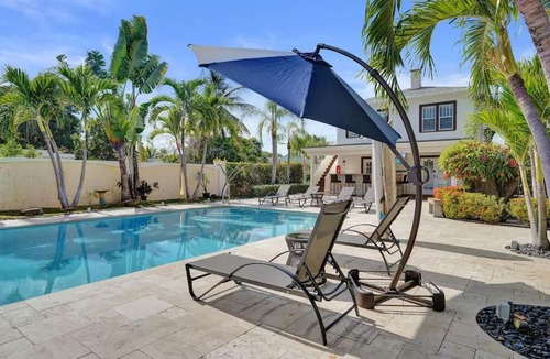 Mango Groves Apartment | Modern Lake Worth Suite w Patio and Pool
