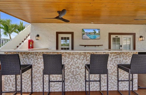 Mango Groves Apartment | Modern Lake Worth Suite w Patio and Pool
