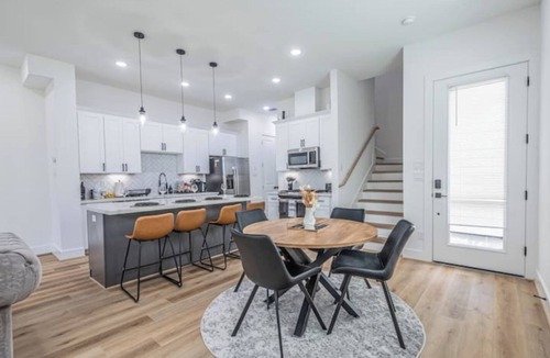 South Central Houston House | Modern Luxury 3BR Haven I 5Min -> Downtown Houston, NRG & Medical Center