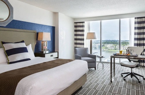 League City Hotel | Modern Nautical Room w/Pool & Free Parking Near Kemah and Local Attraction