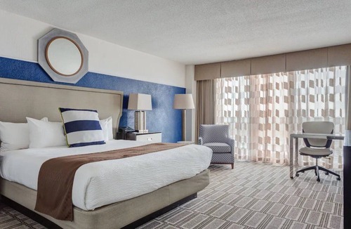 League City Hotel | Modern Nautical Room w/Pool & Free Parking Near Kemah and Local Attraction