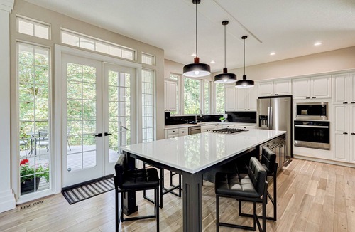 Camas House | Modern, new remodel, super clean 3+ BR +office with sofa bed, FREE Tesla charger