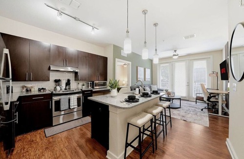 Courier City - Oscawana Apartment | Modern Retreat | 2 King Beds + Pool, Gym & Yoga