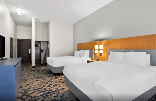 South Baton Rouge Hotel | Modern Rooms Near LSU, Near Downtown Baton Rouge w/Pool & Free Breakfast