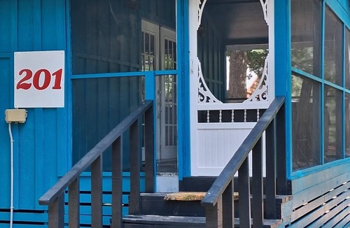 Kennard Cabin | MONTHLY RENTAL, KING BED, HOT TUB, WIFI, KITCHEN, KENNARD TX. 159 HWY 7 #201