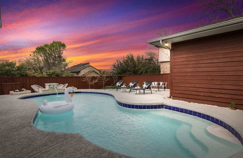 North Dallas House | ⛳Most Lux 4Bedroom Boutique Pool House! 🎨 Central Dallas 15Min to DT☀️Sleep 14