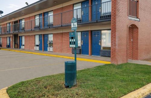 Greenwood Hotel | Motel 6 Greenwood, MS