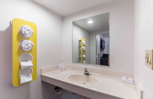 Northwest Pensacola Hotel | Motel 6 Pensacola, FL - Airport West