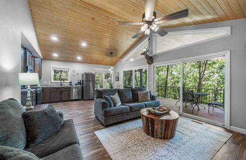 Fort Payne Cottage | Mountain Music Romantic Private Brow Cottage with Hot Tub