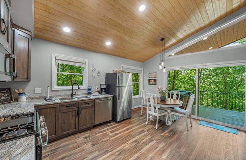 Fort Payne Cottage | Mountain Music Romantic Private Brow Cottage with Hot Tub