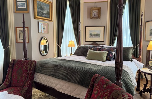 East of Broadway Bed & Breakfast | Murray Suite | The Empress of Little Rock