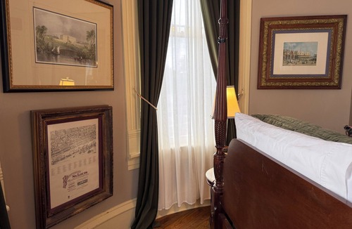 East of Broadway Bed & Breakfast | Murray Suite | The Empress of Little Rock